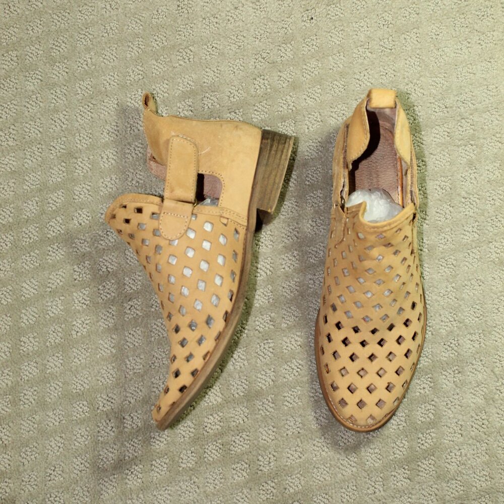 Women’s 9 Musse & Cloud Caila Nubuck Leather Perforated Tan Ankle Booties